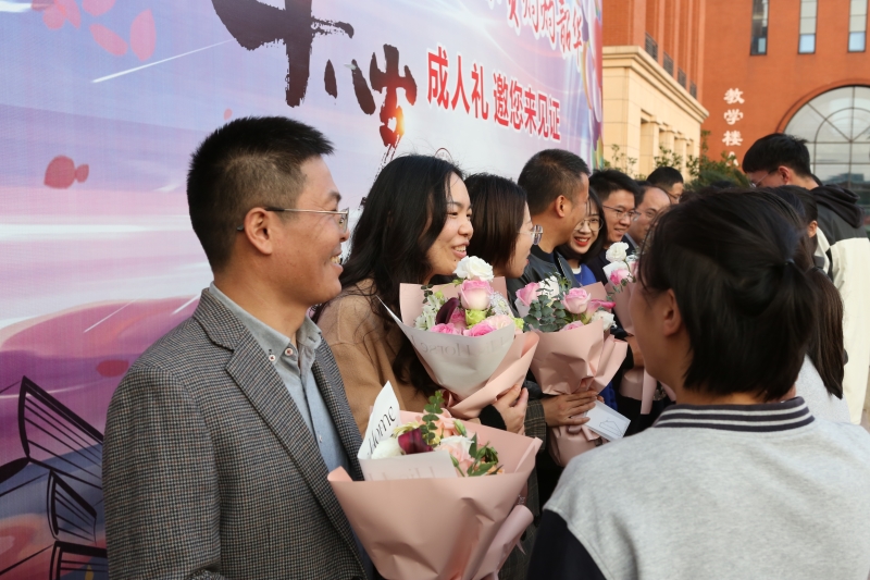 1654045340606562.jpg 4班主任献花.JPG