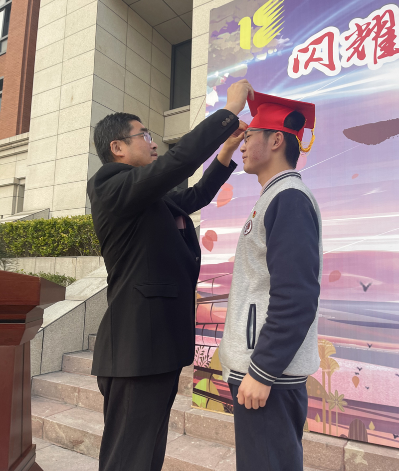 1654046176206988.jpg 12校长加冠.jpg