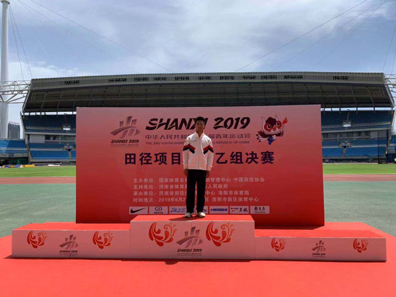 1655258167108125.jpg 2019年6月29日,在河南洛阳举行的第二届全国青年运动会田径项目体校乙组的比拼中,我校高一(12)班任庭辉同学在混合4X100米项目摘得一银。同时,在个人100米决赛中,以10秒84的成绩获得全国第5名。获国家一级田径运动员称号。.jpg